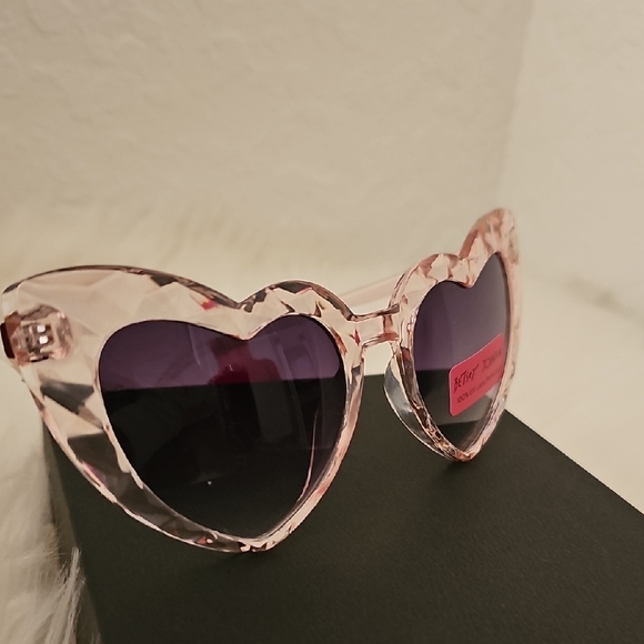 🎉HP NWT Betsey Johnson Pink Heart Sunglasses - Picture 4 of 10